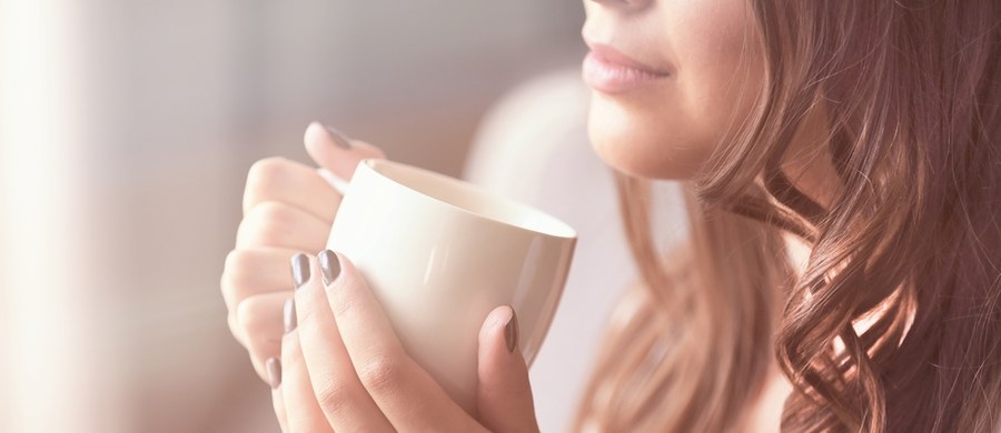 Poranny brak energii? Wiele osób radzi sobie z nim za pomocą filiżanki kawy.  Jednak, ze względów zdrowotnych, nie każdy może sobie na to pozwolić. Na co można zamienić kawę?