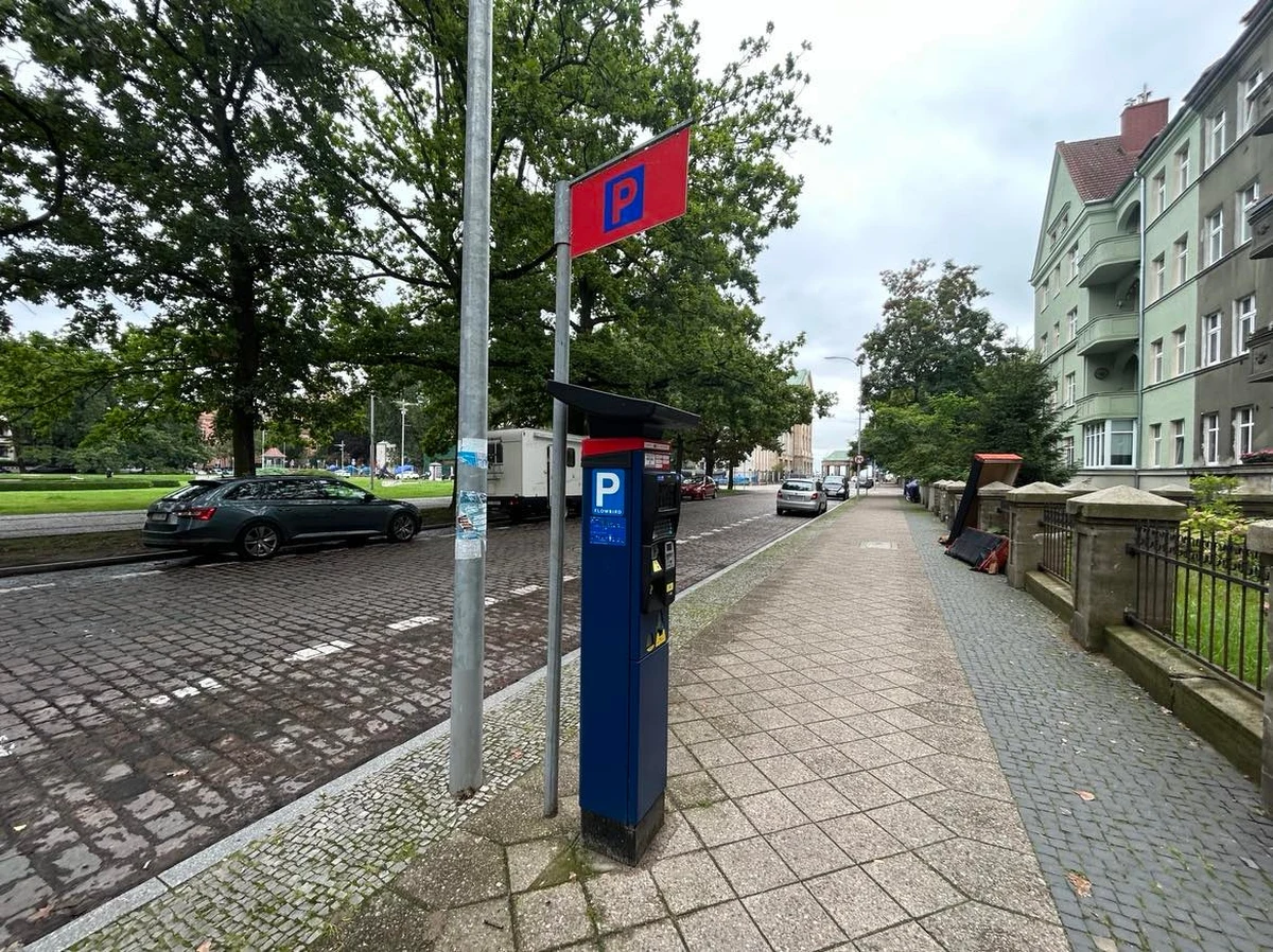 Zmiany parkingowe w Szczecinie. Strefa Zamieszkania Stare Miasto przechodzi do historii. Od 1 września na szczecińskiej starówce i w rejonie placu Orła Białego działać zaczną Płatne Parkingi Niestrzeżone. Przepisy dotyczące stref zamieszkania uchylił sąd administracyjny. Dla mieszkańców oznacza to spore zamieszanie. 