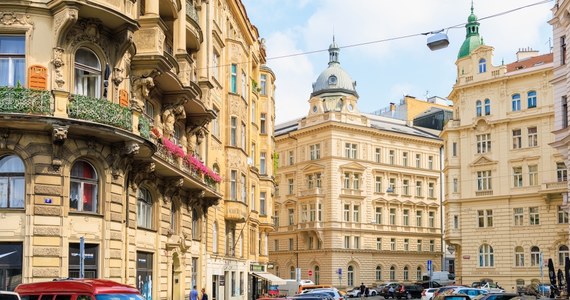Władze dzielnicy Praga 1 obejmującej historyczne centrum czeskiej stolicy chcą wprowadzić od Nowego Roku opłatę za wjazd samochodów do centrum. Według mediów mowa jest o 200 koronach, czyli mniej niż 40 zł dziennie. Władze dzielnicy dyskutują, kto mógłby być zwolniony z opłat.