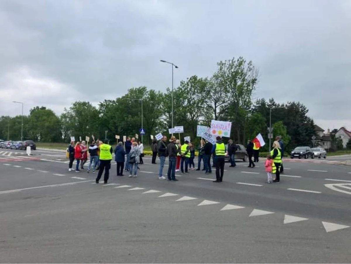 Mieszkańcy wrocławskich osiedli Leśnica i Ratyń organizują w środę drugą blokadę skrzyżowania alei Kaczorowskiego z ulicą Miodową. Jak mówią - dochodzi tam do poważnych wypadków i wielu stłuczek. Ludzie chcą, by zamontowano światła. Jak odpowiada ratusz - skrzyżowanie nie kwalifikuje się do pilnego wyposażenia w sygnalizację świetlną.