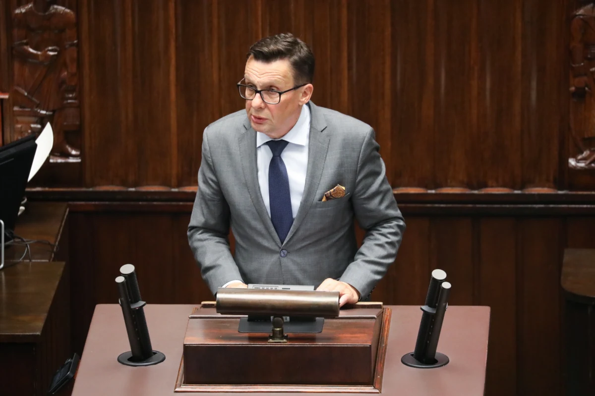 Klub Prawa i Sprawiedliwości podał nazwiska dziewięciu kandydatów, którzy zasiądą w komisji ds. badania wpływów rosyjskich. Zgodnie z zapowiedzią, pozostałe kluby nie zgłosiły swoich kandydatów. "W dniu dzisiejszym, w toku głosowań, ta sprawa się znajdzie" - zapowiada poseł Marek Ast, członek prezydium klubu PiS. W rozmowie z Tomaszem Terlikowskim w internetowym Radiu RMF24 wyjaśnia, jak powstaje komisja ds. badania wpływów rosyjskich.