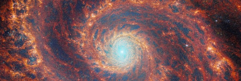 Galaktyka Wir to jeden z najbardziej znanych obiektów na nocnym niebie i znajduje się na tyle blisko, że astronomowie-amatorzy od dziesięcioleci uwieczniają ją na wyjątkowych zdjęciach. Żaden nie dysponuje jednak możliwościami Kosmicznego Teleskopu Jamesa Webba.