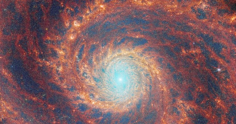 Galaktyka Wir to jeden z najbardziej znanych obiektów na nocnym niebie i znajduje się na tyle blisko, że astronomowie-amatorzy od dziesięcioleci uwieczniają ją na wyjątkowych zdjęciach. Żaden nie dysponuje jednak możliwościami Kosmicznego Teleskopu Jamesa Webba.