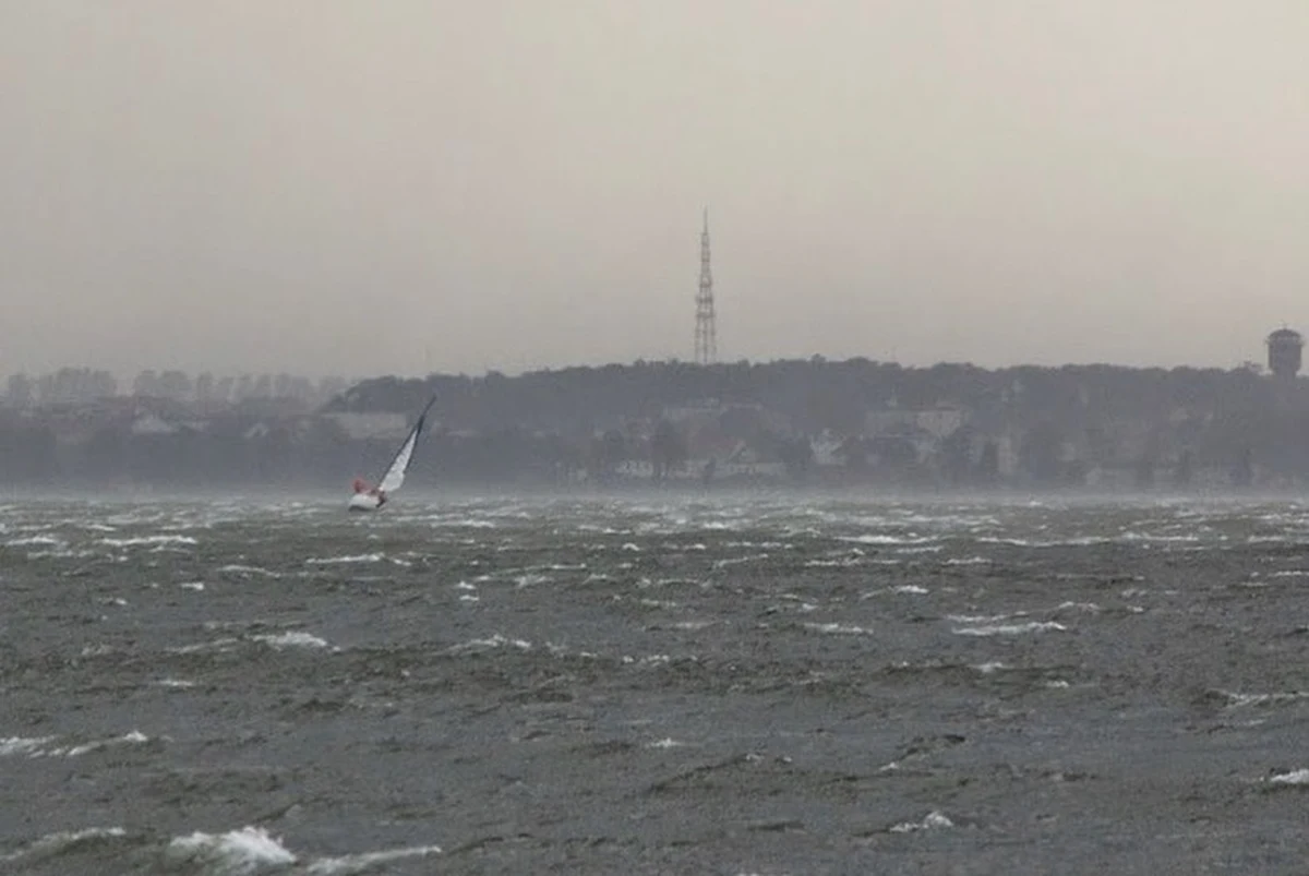 Ostatnie burzowe dni sprawiły, że na szlaku Wielkich Jezior Mazurskich sporo interwencji mieli ratownicy Mazurskiego Ochotniczego Pogotowia Ratunkowego. Co zaskoczyło samych ratowników wiele osób dzwoniło, aby zapytać się o pogodę i warunki do żeglowania. "Każdy powinien przed wypłynięciem sam zapoznać się z prognozą" - mówi szef bazy MOPR w Giżycku Jarosław Sroka.