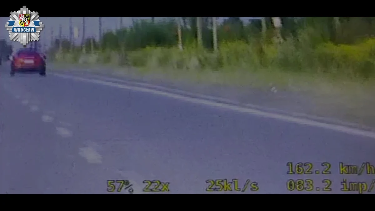 Polcjanci z dolnosląskiej grupy SPEED zatrzymali do kontroli kierującego sportową kią. Mężczyzna pędził aleją Jana III Sobieskiego 153 km/h, przekraczając dopuszczalną prędkości aż o 83 km/h. 34-latek nie miał świadomości, że jego brawurową jazdę nagrali jadący za nim w nieoznakowanym radiowozie policjanci. Kierujący stwierdził, iż to niemożliwe, aby jechał tak szybko i odmówił przyjęcia mandatu w kwocie 5 tys. zł.