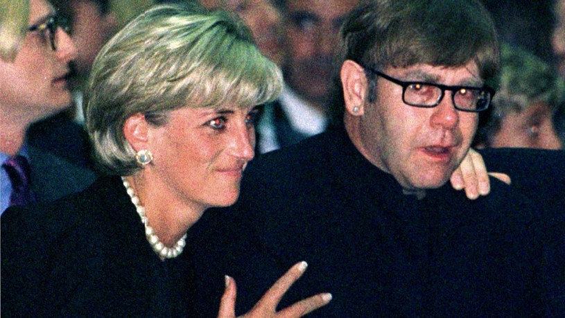 31 sierpnia 1997 roku zmarła Diana Spencer, znana także jako Lady D i "królowa ludzkich serc". Uwielbiana przez poddanych księżna Walii zginęła w wypadku, do którego doszło w Paryżu. Świat pogrążył się w żałobie - podobnie jak jej przyjaciele. Jeden z nich zapragnął oddać jej wyjątkowy hołd. Do końca nie było wiadomo, czy Elton John zdoła zaśpiewać dla niej swój dawny przebój. Zrobił to, a wyjątkowy, poruszający występ przeszedł do historii.