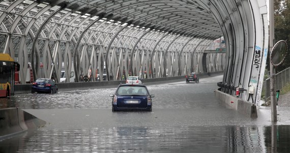 Intensywne opady deszczu spowodowały duże utrudnienia w Warszawie. Kilkusetmetrowy odcinek trasy S8 był nieprzejezdny przez kilka godzin. Około godz. 22:30 Generalna Dyrekcja Dróg Krajowych i Autostrad przekazała, że trasa jest już przejezdna w obu kierunkach.