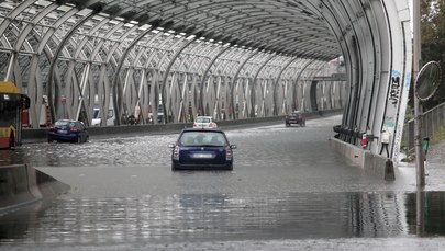 Ulewa w Warszawie. Chodniki, jezdnie i piwnice były zalane wodą