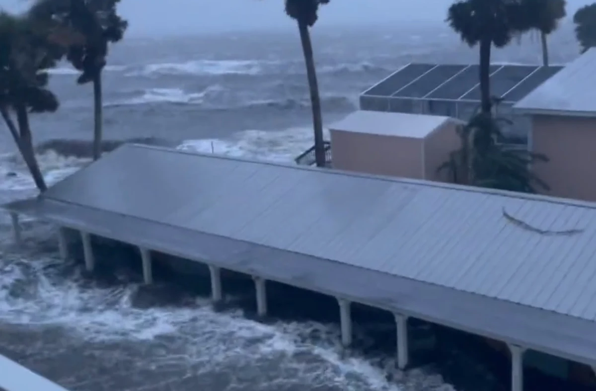 Idalia jako huragan 3. kategorii w skali Saffira-Simpsona uderzyła w środę w północno-zachodnie wybrzeże Florydy. Cyklon tropikalny przyniósł ze sobą "katastrofalną" falę sztormową i wiatr o prędkości przekraczającej 200 km/h.