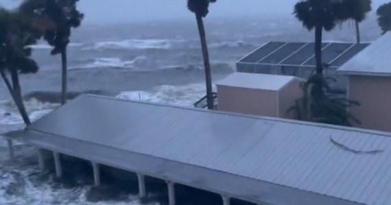 Idalia jako huragan 3. kategorii w skali Saffira-Simpsona uderzyła w środę w północno-zachodnie wybrzeże Florydy. Cyklon tropikalny przyniósł ze sobą "katastrofalną" falę sztormową i wiatr o prędkości przekraczającej 200 km/h.