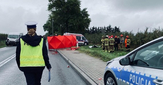 Trzech obywateli Ukrainy zginęło w wypadku na drodze wojewódzkiej w miejscowości Wola-Chojnata koło Rawy Mazowieckiej w Łódzkiem. Mężczyźni podróżowali bmw, które zderzyło się z dostawczym Fiatem Ducato.