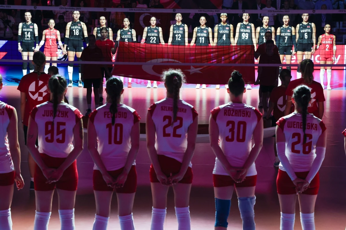Niestety, siatkarkom reprezentacji Polski nie udało się awansować do półfinału mistrzostw Europy. Mimo dość wyrównanego spotkania, podopieczne Stefano Lavariniego przegrały z Turcją 0:3 (23:25, 22:25, 18:25).