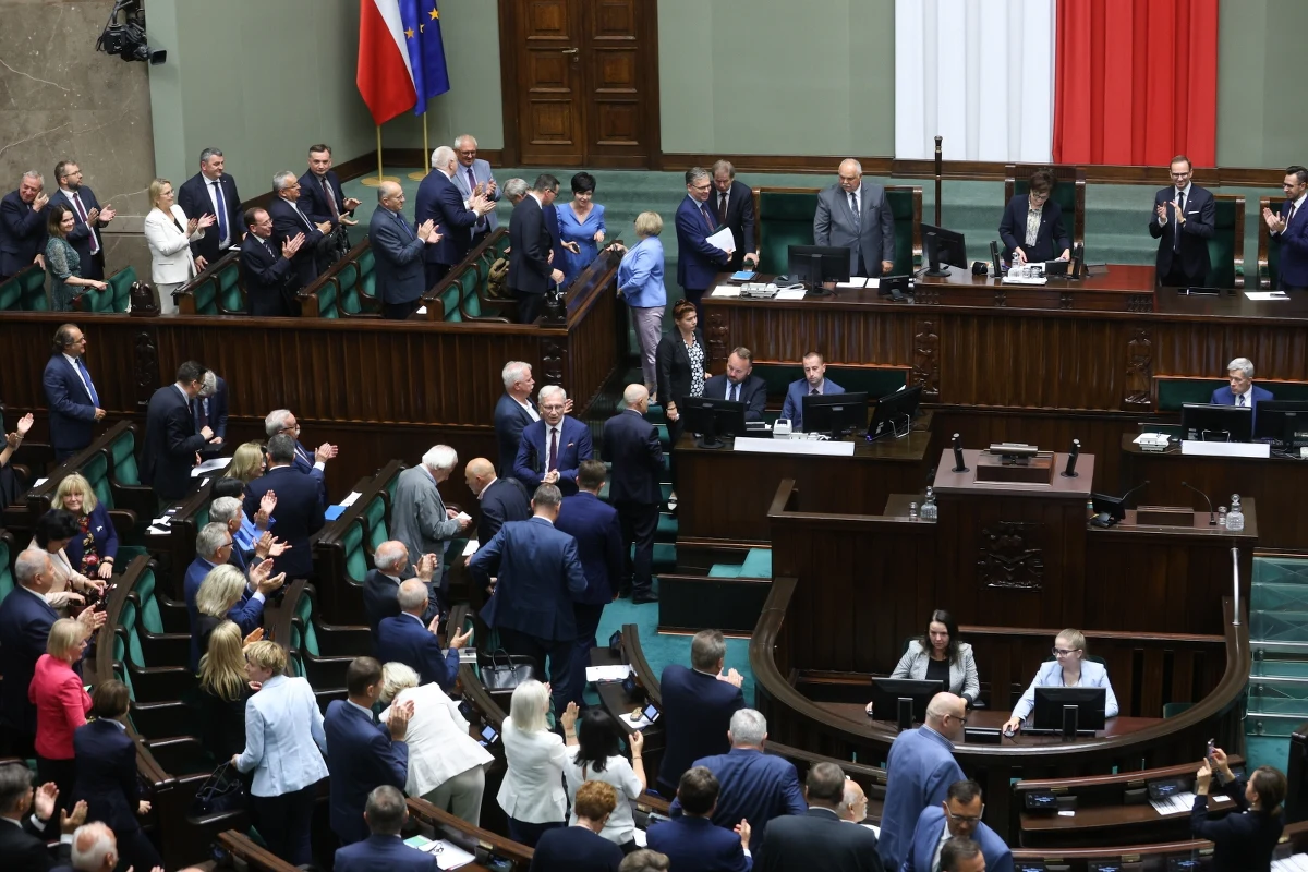 Sejm głosami Prawa i Sprawiedliwości zaakceptował dziewięcioosobowy skład komisji ds. badania wpływów rosyjskich. Wszyscy członkowie pochodzą z nadania partii rządzącej. Opozycja zbojkotowała powołanie i wybór składu zespołu.