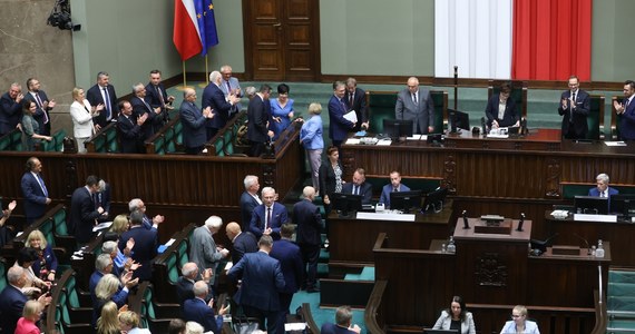 Sejm głosami Prawa i Sprawiedliwości zaakceptował dziewięcioosobowy skład komisji ds. badania wpływów rosyjskich. Wszyscy członkowie pochodzą z nadania partii rządzącej. Opozycja zbojkotowała powołanie i wybór składu zespołu.