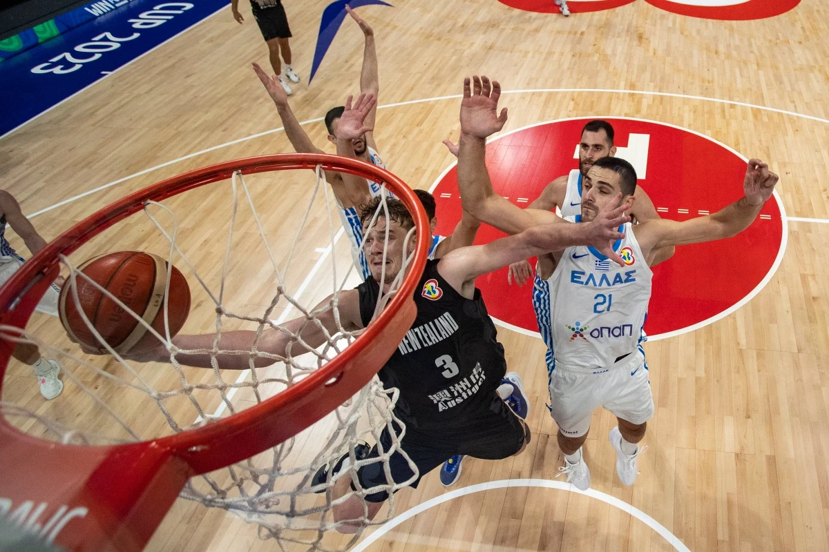 Pierwsza faza mistrzostw świata koszykarzy za nami. 16 drużyn przeszło do drugiej rundy i pozostaje w grze o medale. Pozostałe ekipy powalczą o miejsca 17-32. W tym gronie sensacyjnie znalazła się Francja. Niespodziewanie awans do drugiej rundy wywalczyła dziś debiutująca na mistrzostwach Gruzja. Do ostatnich minut o awans walczyli Grecy. Trzecie zwycięstwa zapisali na swoim koncie Amerykanie, Słoweńcy, Serbowie czy Hiszpanie.