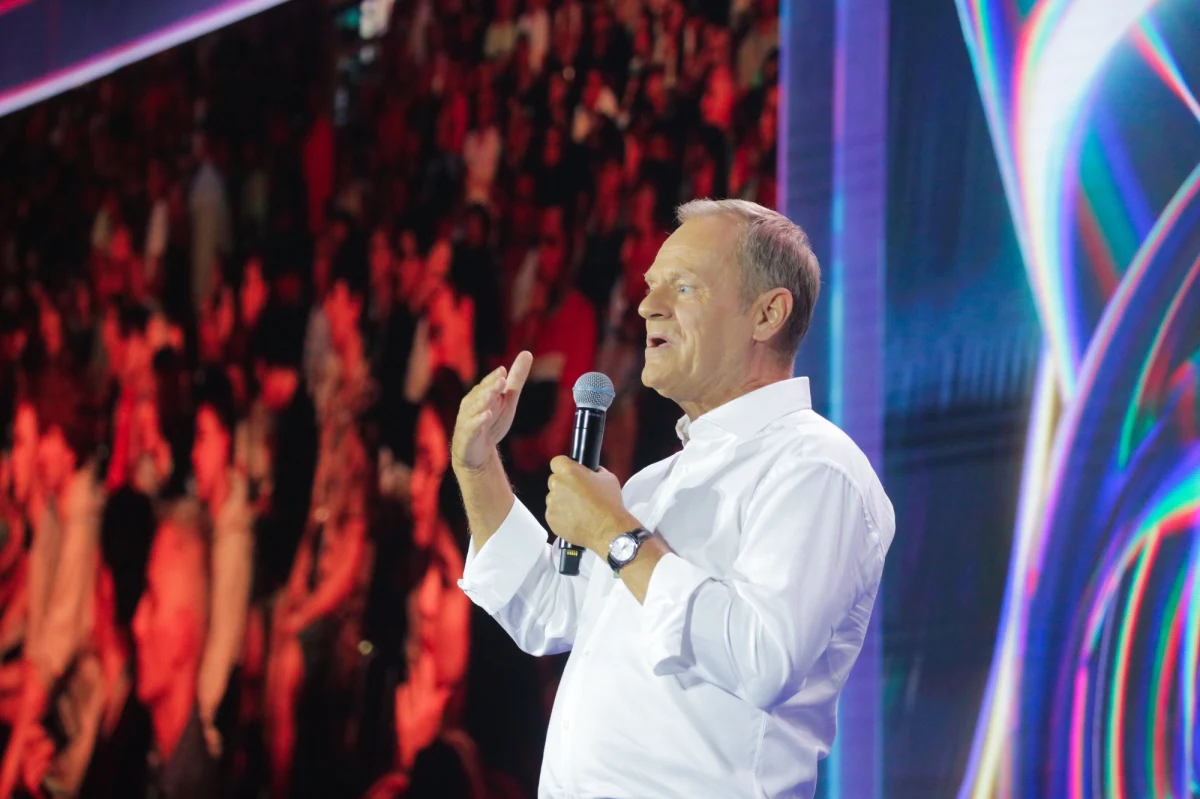 W czasie spotkania z wyborcami na Campus Polska Donald Tusk odpowiadał na pytania dotyczące startu Romana Giertycha z listy KO. Lider Platformy Obywatelskiej stawia sprawę jasno: to nie była łatwa decyzja dla partii, ale zadaniem Giertycha będzie wywieranie presji na Jarosławie Kaczyńskim.