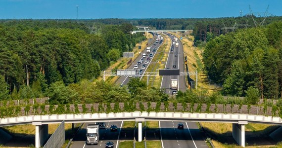 Autostrada "Wolności" pomiędzy Łodzią a Warszawą z dodatkowymi pasami w 2028 roku - tak deklaruje wiceminister infrastruktury Rafał Weber. Dziś podpisano umowę na zaprojektowanie budowy trzeciego i czwartego pasa autostrady A2.