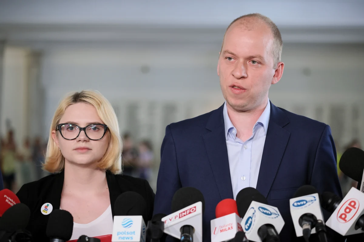 "Coraz częściej możemy dostrzec takie sytuacje, w których władza wykorzystuje dane osobowe, informacje na temat konkretnych osób po to, żeby je w jakiś sposób zaatakować w debacie publicznej" - tak aktualny stan ochrony danych osobowych w naszym kraju na antenie Radia RMF24 oceniał Wojciech Klicki, prawnik i aktywista z Fundacji Panoptykon.