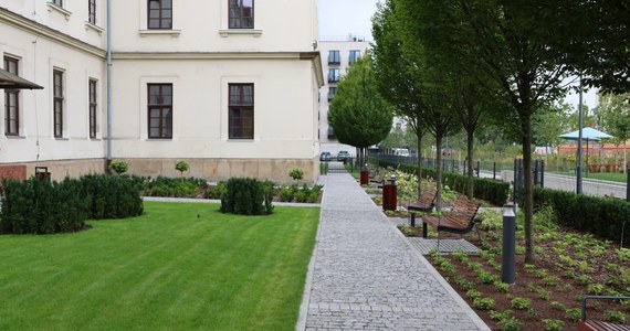 Oaza zieleni i spokoju w samym centrum miasta, a także miejsce obcowania z literaturą - to zadanie "zielonej czytelni", która powstała przy krakowskiej Wojewódzkiej Bibliotece Publicznej, tuż obok parku Wisławy Szymborskiej.