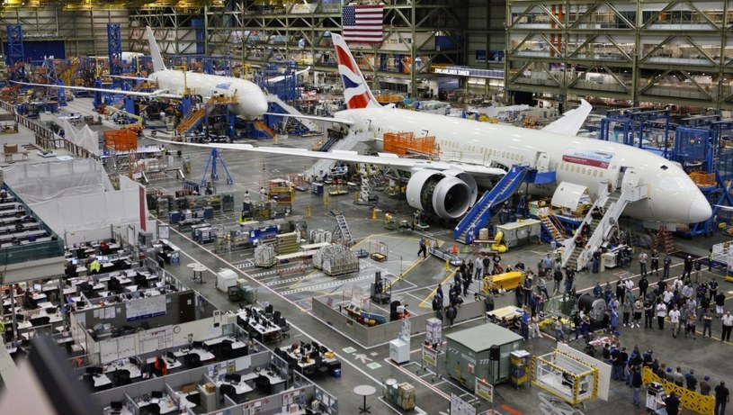 Skoro piszemy o gigantycznych fabrykach, to nie może zabraknąć między nimi największej, a mianowicie zakładu montażowego Boeing Everett Factory. Produkcja ogromnych samolotów wymaga przecież odpowiednich narzędzi i miejsca, prawda?