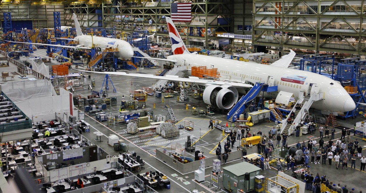 Skoro piszemy o gigantycznych fabrykach, to nie może zabraknąć między nimi największej, a mianowicie zakładu montażowego Boeing Everett Factory. Produkcja ogromnych samolotów wymaga przecież odpowiednich narzędzi i miejsca, prawda?