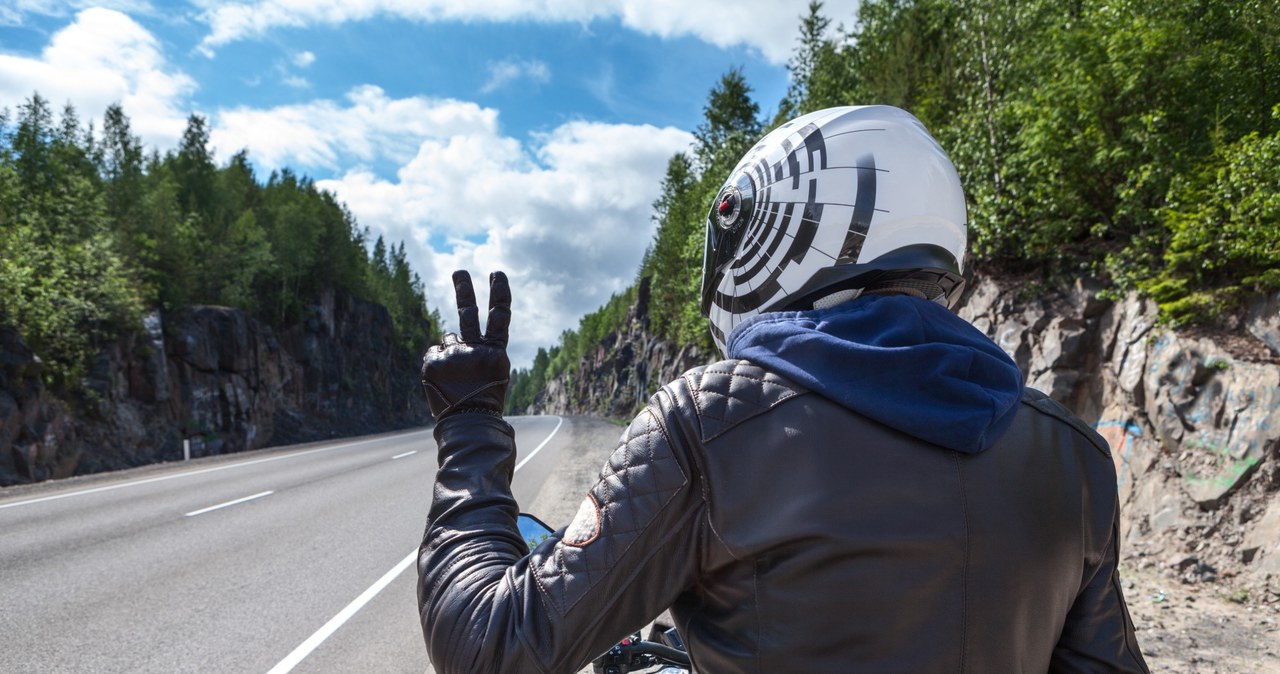 Lewa, ręka, górze, poklepywanie, kasku, jedne, wielu, gestów, którymi, drodze, innymi, uczestnikami, ruchu, komunikują, motocykl Motocykliści komunikują się gestami. Te sygnały musi znać każdy kierowca