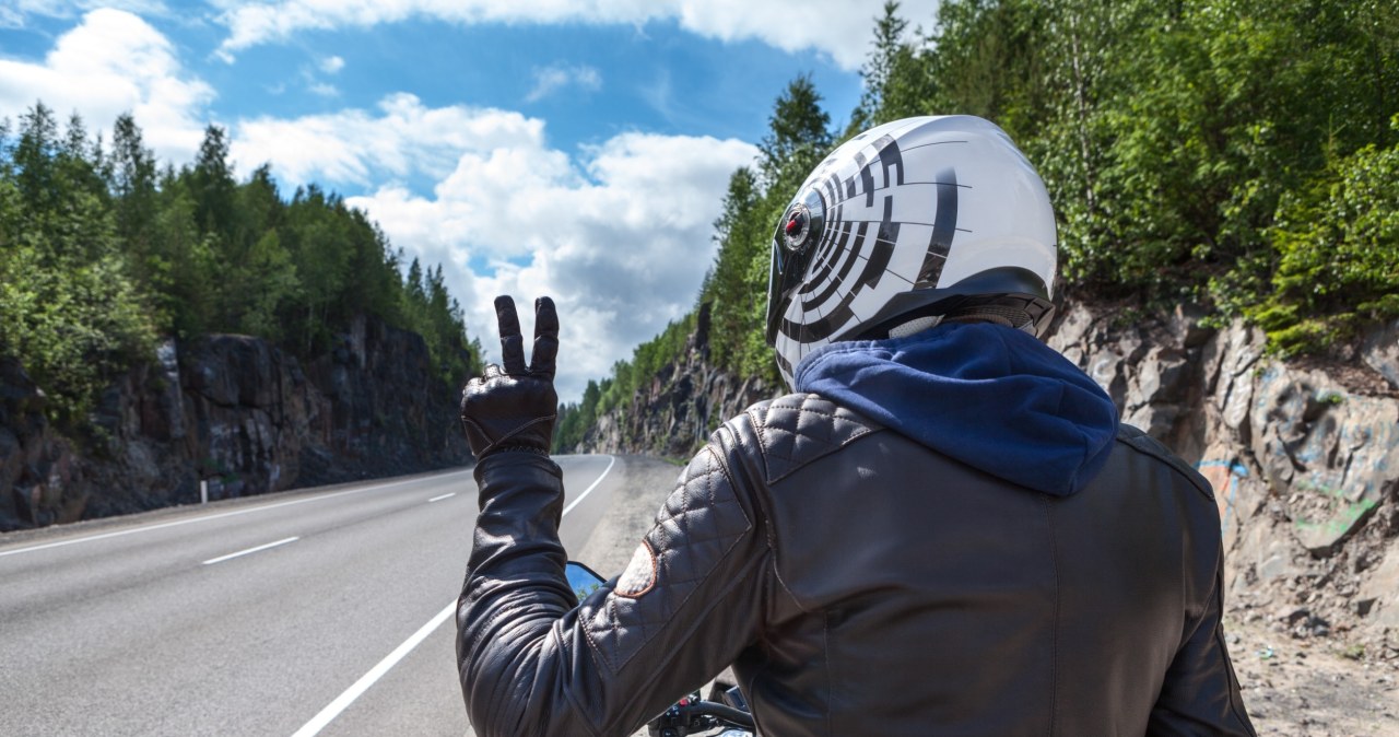 Czy na motocyklu można jeździć w słuchawkach i słuchać muzyki?