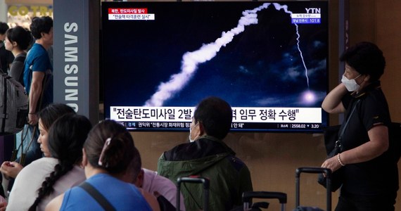 Korea Północna potwierdziła, że wystrzeliła dwie rakiety balistyczne krótkiego zasięgu. Pjongjang stwierdził, że był to "symulowany taktyczny atak nuklearny" w odpowiedzi na manewry USA i Korei Południowej – podała północnokoreańska agencja państwowa KCNA.