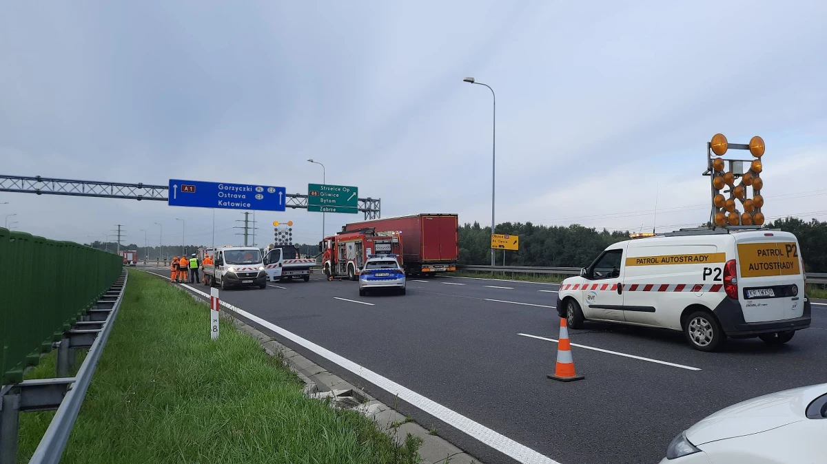 Po południu przywrócono ruch na autostradzie A1 między węzłami Zabrze Zachód i Gliwice Wschód w kierunku Gorzyczek. Rano z TIR-a wyciekło na drogę paliwo.