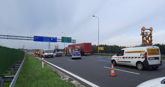 Po południu przywrócono ruch na autostradzie A1 między węzłami Zabrze Zachód i Gliwice Wschód w kierunku Gorzyczek. Rano z TIR-a wyciekło na drogę paliwo.
