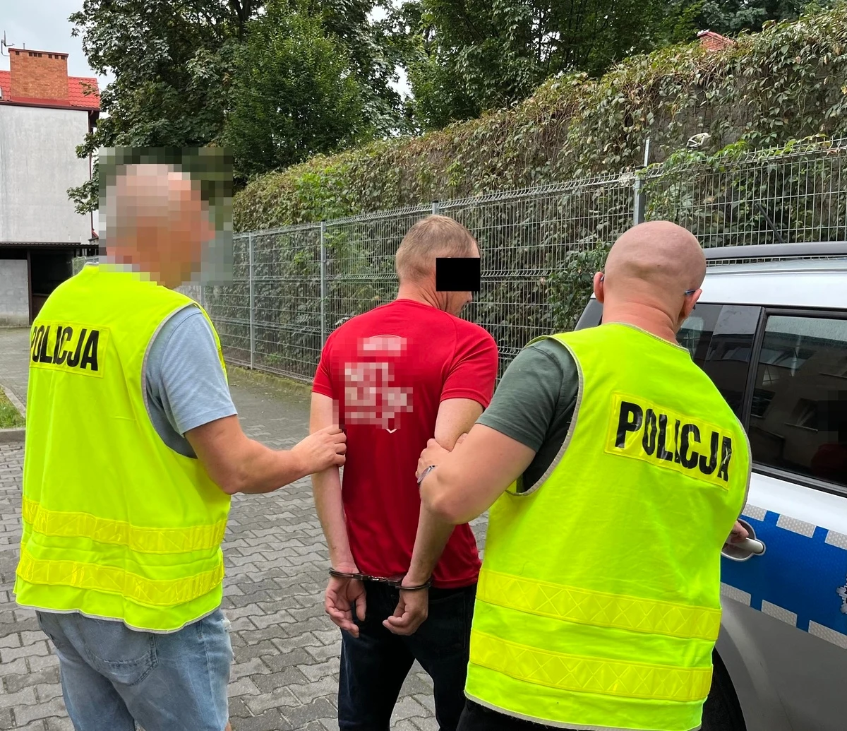 Pijany 41-letni mieszkaniec Puław wybrał się w nocy samochodem po alkohol. Nie ustąpił pierwszeństwa przejazdu radiowozowi. Funkcjonariusze zdążyli zahamować nim doszło do zderzenia i natychmiast zatrzymali do kontroli kierowcę volvo.

