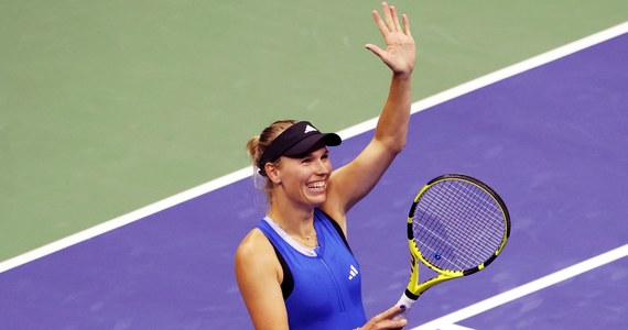 Wracająca po kilku latach na korty Caroline Wozniacki zameldowała się już w trzeciej rundzie US Open. Dunka polskiego pochodzenia pokonała rozstawioną z numerem 11. Czeszkę Petrę Kvitovą 7:5, 7:6 (7-5).
