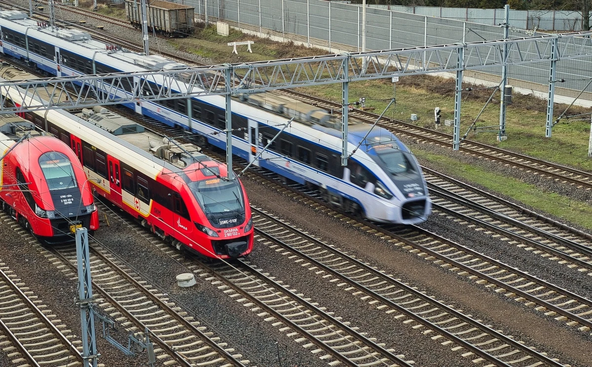 Białostocki policjant, który bezprawnie nadał sygnał radio-stop i zablokował ruch pociągów w regionie, został wydalony ze służby - dowiedział się reporter RMF FM. 29-latek i jego o 5 lat młodszy kolega, zatrzymani w weekend w Białymstoku, z zarzutami trafili do aresztu. Grozi im 8 lat więzienia. 