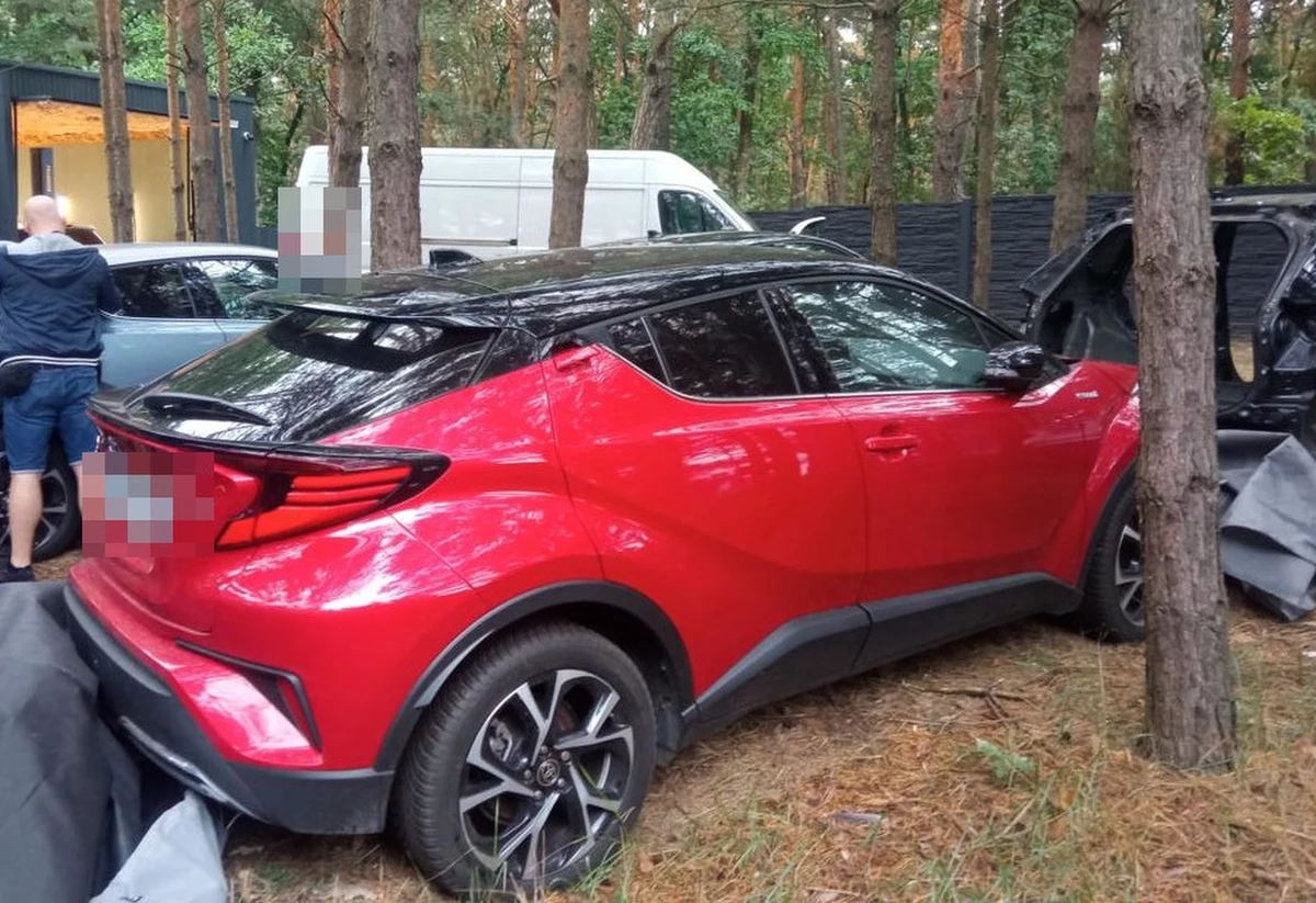 Pięć samochodów o wartości 670 tys. złotych odzyskali policjanci z grupy "Kobra". Zatrzymano 46-latka podejrzanego o paserstwo.