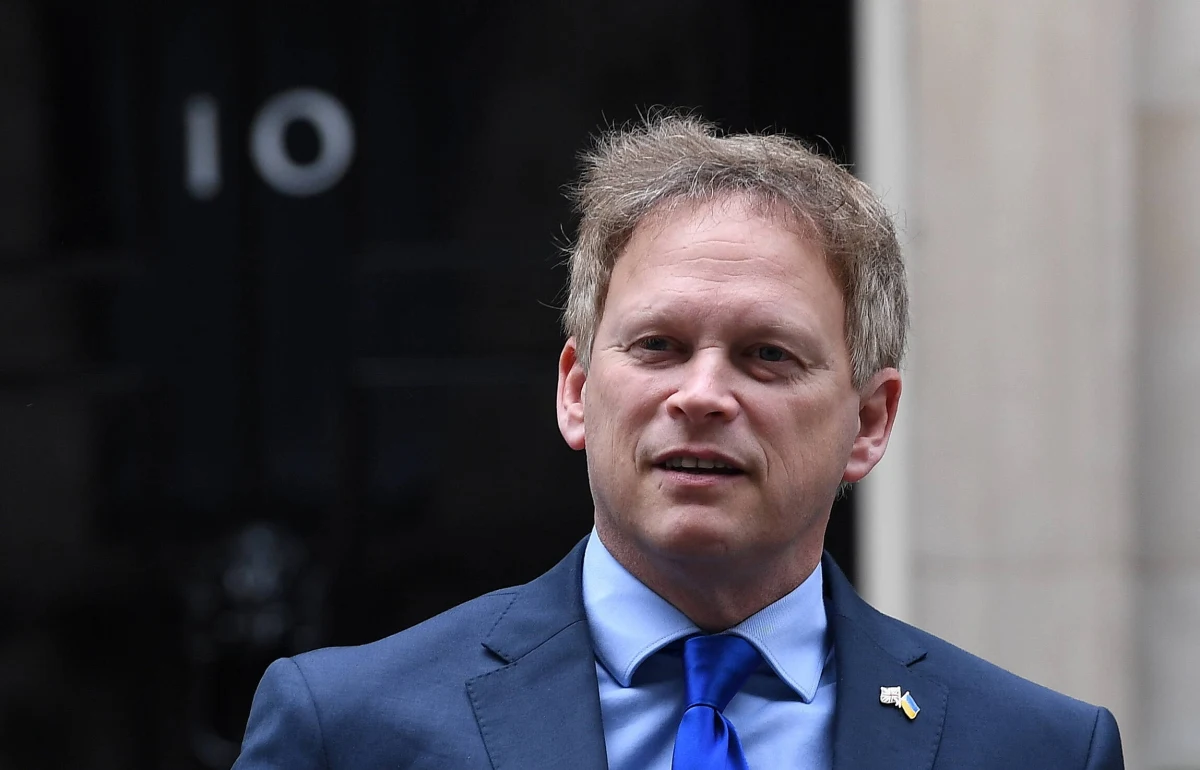 Grant Shapps, dotychczasowy minister ds. bezpieczeństwa energetycznego, został powołany na stanowisko ministra obrony. Zastąpił Bena Wallace'a, który zgodnie z wcześniejszą zapowiedzią złożył rezygnację.