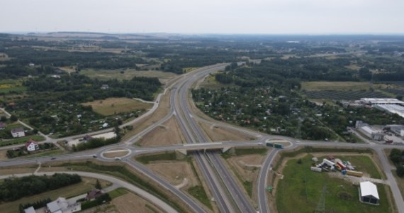 Ponad 5-kilometrowy odcinek drugiej jezdni obwodnicy Tomaszowa Lubelskiego w ciągu drogi ekspresowej S17 został oddany dla ruchu – poinformowała w czwartkowym komunikacie Generalna Dyrekcja Dróg Krajowych i Autostrad. Koszt dobudowy drugiej nitki wyniósł 74 mln zł.
