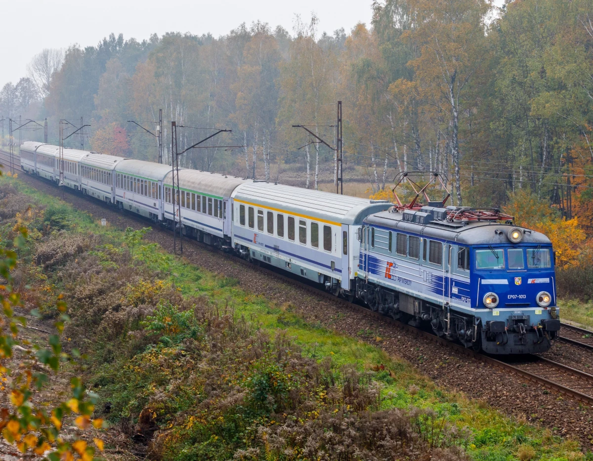 PKP Intercity obniży ceny miesięcznych biletów odcinkowych na wybranych trasach - poinformował w czwartek w komunikacie przewoźnik. Według spółki obniżki obejmą 930 odcinków na 20 wybranych trasach, największe sięgną 60 proc.
