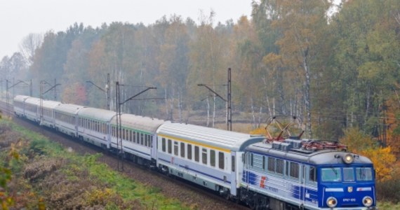 PKP Intercity obniży ceny miesięcznych biletów odcinkowych na wybranych trasach - poinformował w czwartek w komunikacie przewoźnik. Według spółki obniżki obejmą 930 odcinków na 20 wybranych trasach, największe sięgną 60 proc.