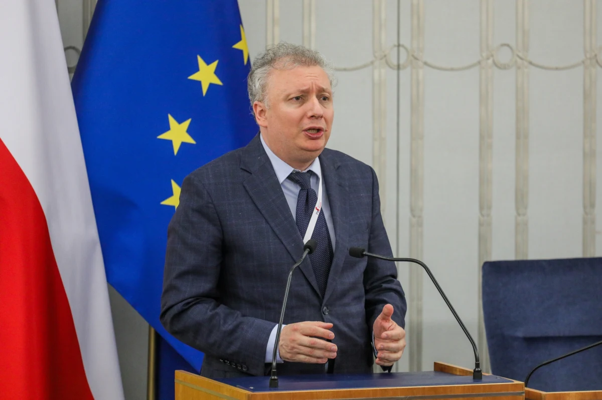 ​Projekt na obecnym etapie nie przewiduje utrzymania tarczy antyinflacyjnej na 2024 r. - powiedział w czwartek podczas posiedzenia Rady Dialogu Społecznego wiceminister finansów Sebastian Skuza. Zastrzegł, że nie wie, jaka będzie ostatecznie "decyzja polityczna".