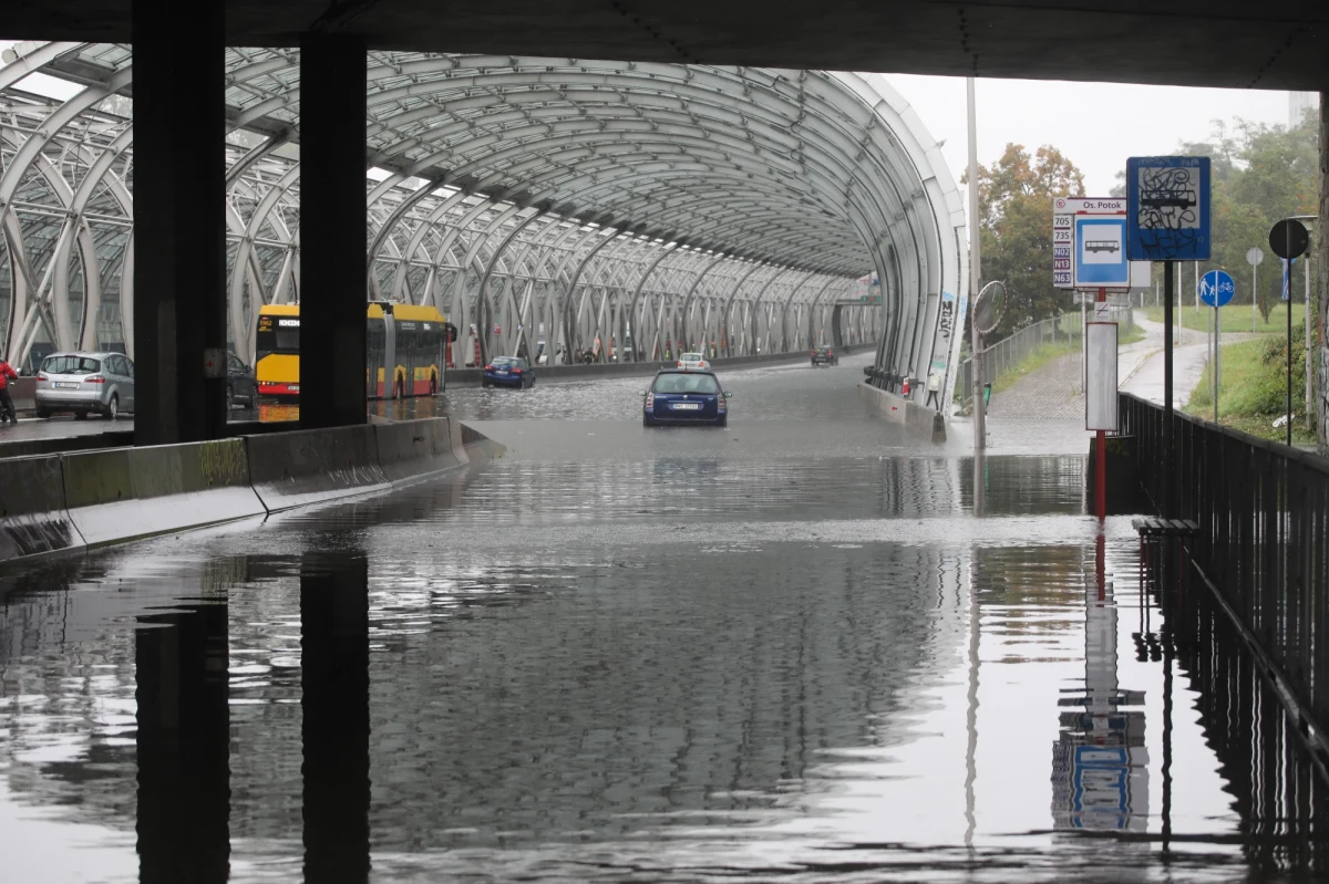 Wojewoda Mazowiecki Tobiasz Bocheński zwrócił się do prezydenta Warszawy Rafała Trzaskowskiego o wyjaśnienia w związku z zalaną trasą S8. "Nie jest prawdą, że powodem zalewiska na trasie S8 było zapchanie miejskiej sieci kanalizacyjnej. Kanalizacja ta była i jest drożna"- powiedział z kolei w czwartek rzecznik prasowy MPWiK w Warszawie Marek Smółka.
