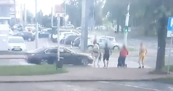 W Puławach kierujący bmw 27-latek wjechał na czerwonym świetle na przejście dla pieszych. Rozpędzone auto uderzyło w kobietę i jej 3-letniego synka. Oboje z poważnymi obrażeniami ciała trafili do szpitala.