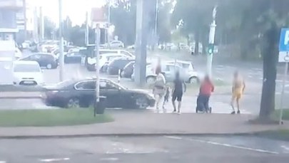 Wjechał bmw w kobietę i dziecko. Wstrząsające nagranie   