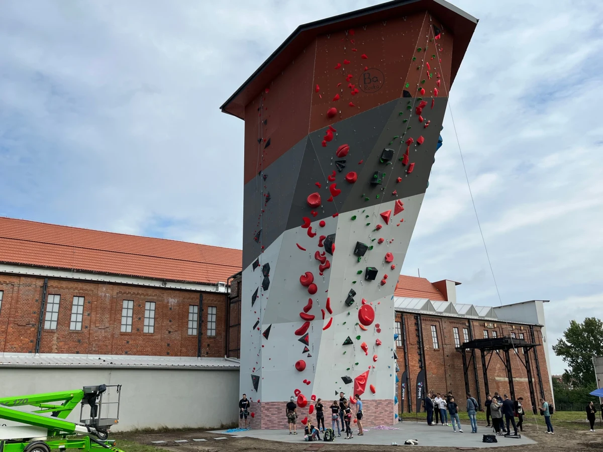Od jutra będzie można korzystać z nowej, największej w Polsce zewnętrznej ściany wspinaczkowej. Powstała w Bytomiu na terenie dawnej kopalni Rozbark, gdzie od dwóch lat działa nowoczesne Centrum Sportów Wspinaczkowych i Siłowych Skarpa.
