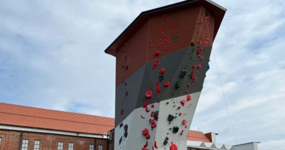 Od jutra będzie można korzystać z nowej, największej w Polsce zewnętrznej ściany wspinaczkowej. Powstała w Bytomiu na terenie dawnej kopalni Rozbark, gdzie od dwóch lat działa nowoczesne Centrum Sportów Wspinaczkowych i Siłowych Skarpa.