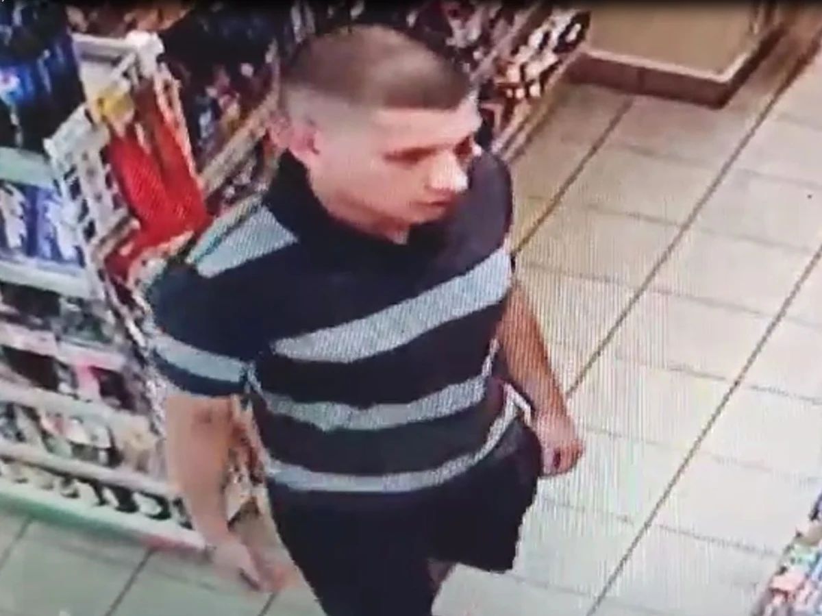 ​Wrocławscy policjanci poszukują mężczyzny, który może mieć związek z pobiciem przy ul. Kościuszki we Wrocławiu. Jego wizerunek zarejestrowała kamera sklepowego monitoringu.