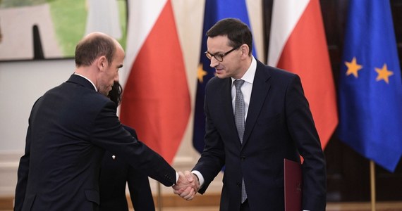 Prawo i Sprawiedliwość ogłosiło jedynki na listach wyborczych. Piotr Gliński rywalizować będzie w Warszawie z Donaldem Tuskiem (KO). W Białymstoku Jacek Sasin (PiS) spotka się z Szymonem Hołownią (Trzecia Droga) i Krzysztofem Bosakiem (Konfederacja). W Kielcach Jarosław Kaczyński stoczy pojedynek z Marzeną Okłą-Drewnowicz, a w Katowicach Mateusz Morawiecki z Borysem Budką.