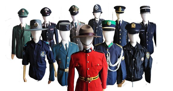 Charakterystyczny czerwono-niebieski mundur kanadyjskiej policji konnej, strój francuskiego żandarma znanego z filmowych komedii czy też ubiór angielskiego policjanta "boba" - będzie można obejrzeć, dotknąć, a nawet się w nim sfotografować. W łódzkim Muzeum Mundurów do wyboru będzie około setki mundurów policji, gwardii, żandarmerii i straży z całego świata.