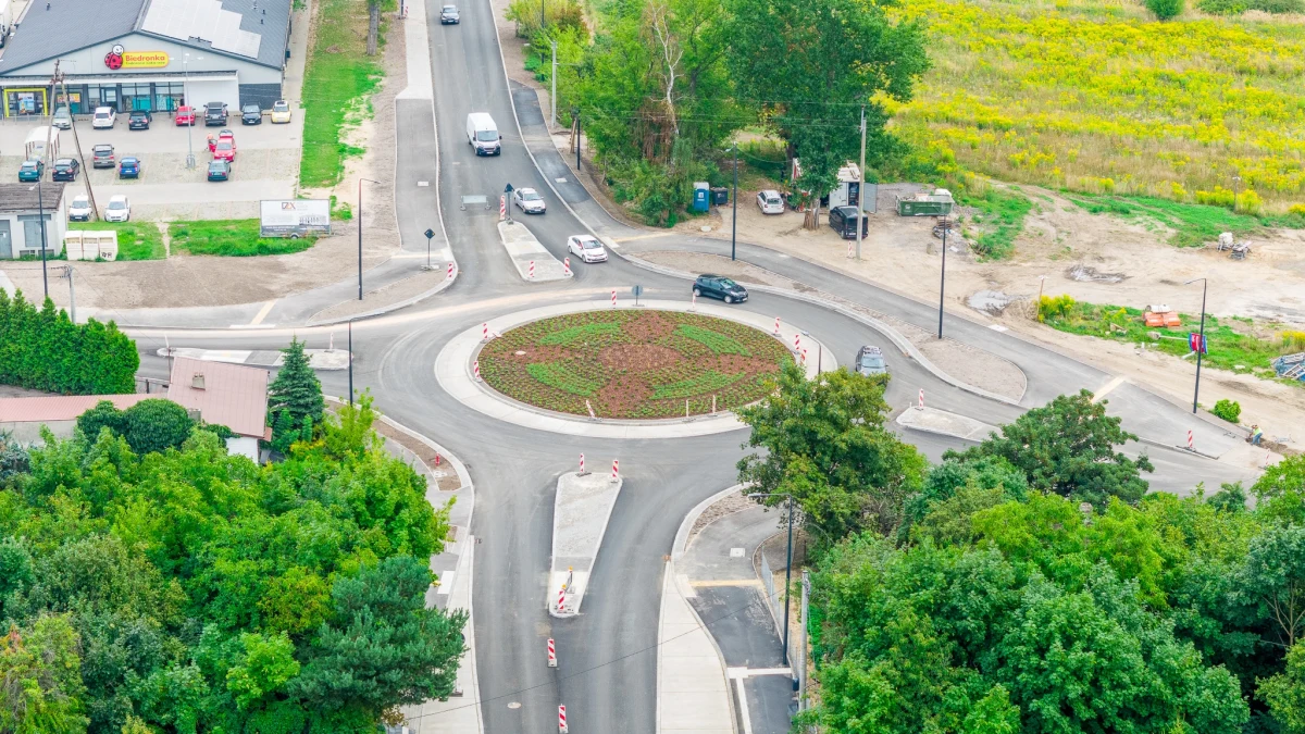 Od piątku (1 września) kierowcy będą mieć do dyspozycji nowe rondo po przebudowie skrzyżowania ulic Pomorskiej, Edwarda i Krokusowej w Łodzi. To było jedno z bardziej niebezpiecznych skrzyżowań w mieście. 