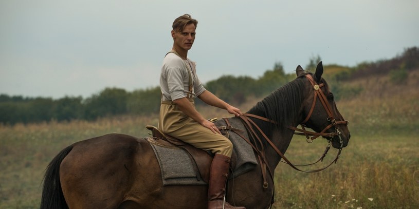 "Witold Pilecki był przede wszystkim człowiekiem z krwi i kości, który przeżywał emocje strachu, miłości, ekscytacji i rozczarowania" - mówi w rozmowie z Interią Przemysław Wyszyński, odtwórca głównej roli w filmie "Raport Pileckiego". Aktor, dla którego jest to pierwszoplanowy debiut, ujawnił, że przygotowując się do roli rotmistrza, nauczył się jeździć konno, grać na fortepianie oraz mówić po niemiecku.