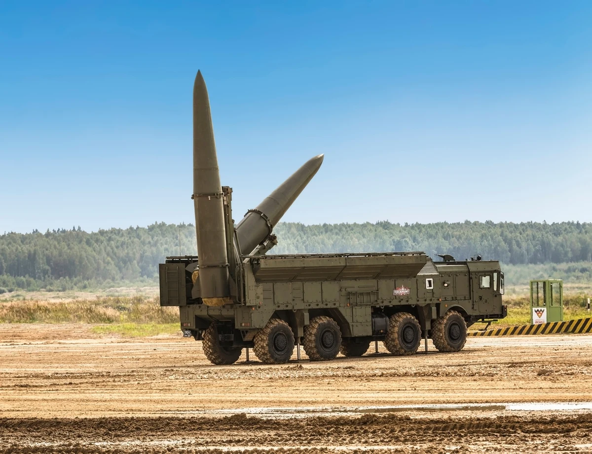 Szef ukraińskiego wywiadu wojskowego (HUR) generał Kyryło Budanow poinformował, że pierwsze głowice jądrowe z Rosji zostały już przewiezione na Białoruś. Budanow twierdzi jednak, że Mińsk nie jest w stanie sam ich użyć.